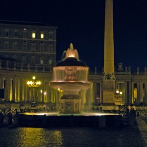 Petersplatz Brunnen Obelisk und Apostolischer Palast nachts