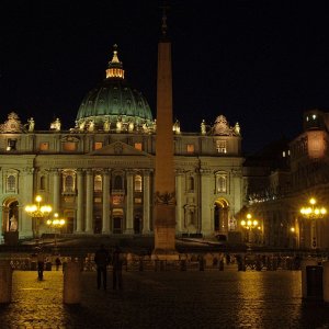 Petersplatz mit S.Pietro nachts