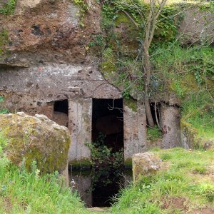 Ceveteri Grab auerhalb der Ausgrabungsanlage