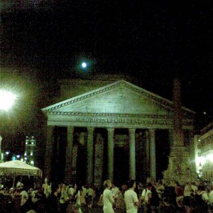 Pantheon mit Fastvollmond