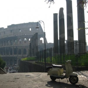 Kolosseum mit Vespa