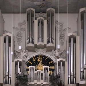 moderne Orgel im romanischen Dom