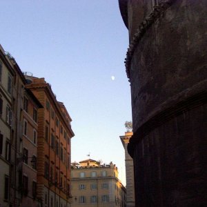 Mond am Pantheon