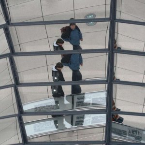 78-in_der_Kuppel_d_Reichstags-Spiegelungen