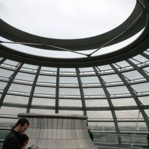 81-in_der_Kuppel_d_Reichstags-Loch_im_Dach_Inspiration_vom_Pantheon