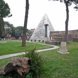 Blick vom Friedhof auf die Cestiuspyramide
