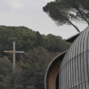 Ein Kreuz mit dem Dach