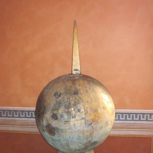 Antike Kugel des Petersplatzobelisken