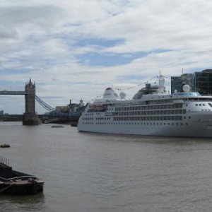 Kreuzfahrtschiff auf der Themse