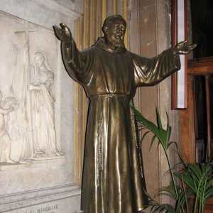 Santa Maria della Concezione, Statue des Padre Mariano