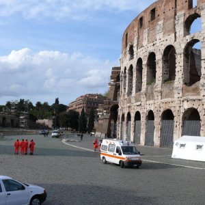 Kreuzweg beten vor dem Colosseum