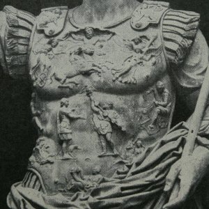 Dekor auf dem Harnisch des Augustus