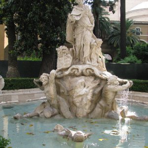 Palazzo Venezia, Innenhof, Fatzi am Brunnen