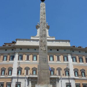 Obelisk Solare, Piazza Montecitorio