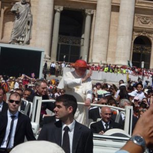 Papst mit Hut