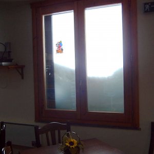 Schnee am Fenster der Bergstation