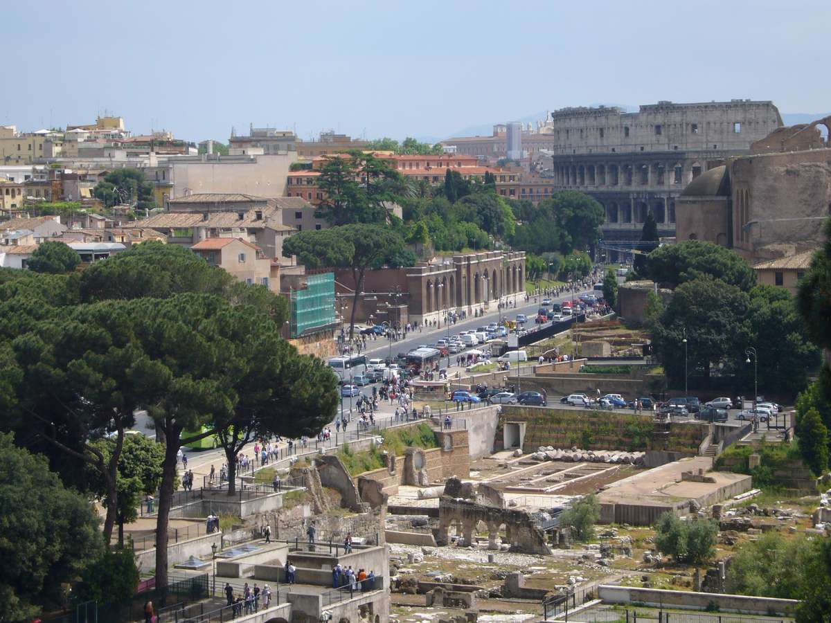 Blick auf Forum Romanum und Colosseum vom Nationaldenkmal