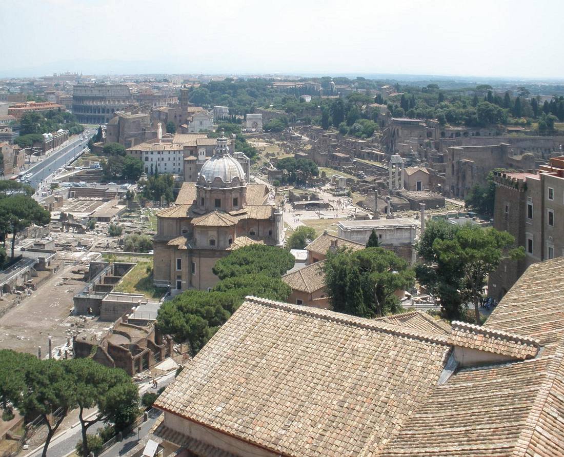 Blick auf Kolosseum und Forum Romanum