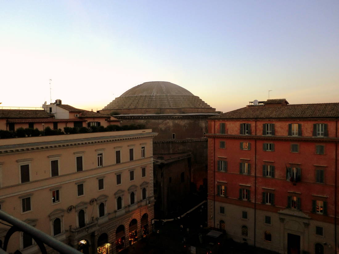 Blick vom der Dachterrasse des Hotel Minerva auf das Pantheon