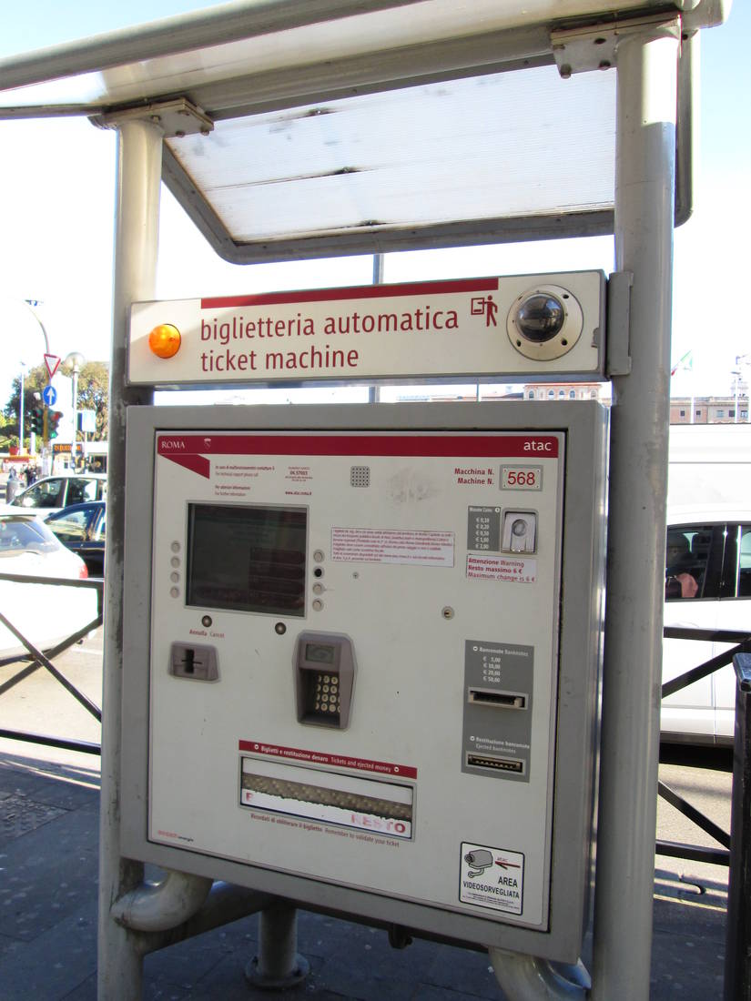 Fahrschein-Automat an der Tramhaltestelle Termini