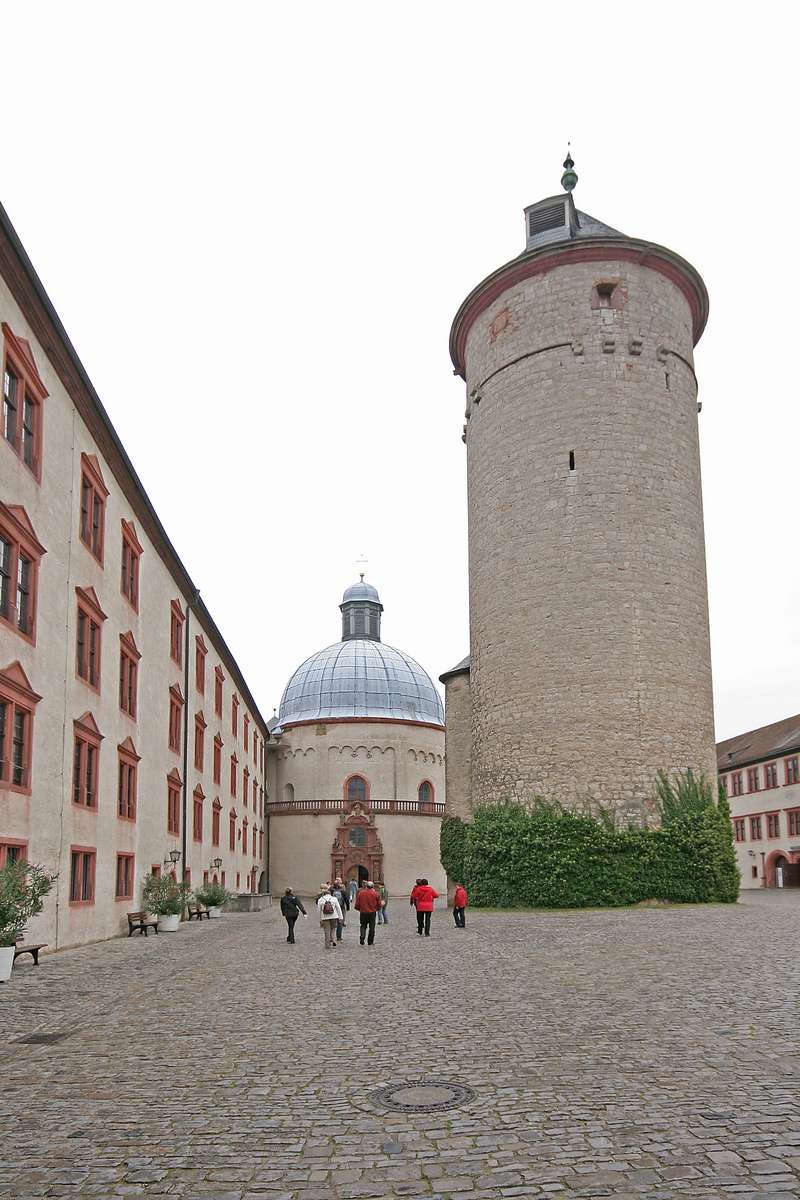 Festung Wuerzburg Bergfried mit Marienkirche