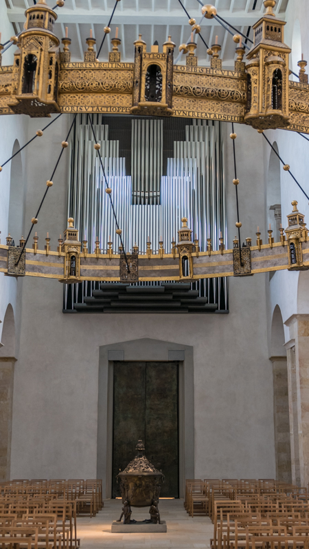 Hildesheim Dom Heziloleuchter vor Orgelpfeifen