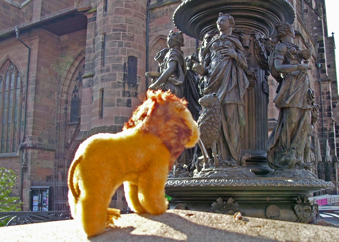 Leo vor dem Lorenz-Brunnen