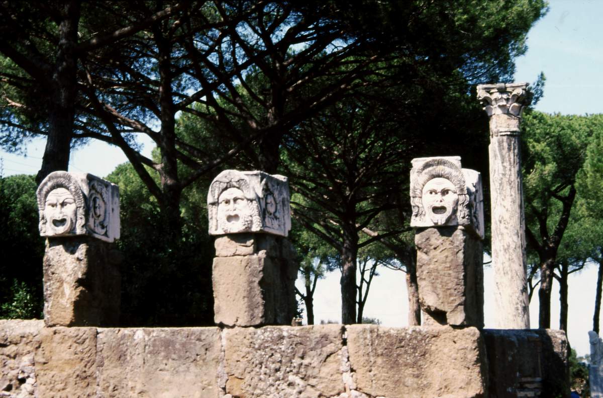 Masken am Theater von Ostia Antica