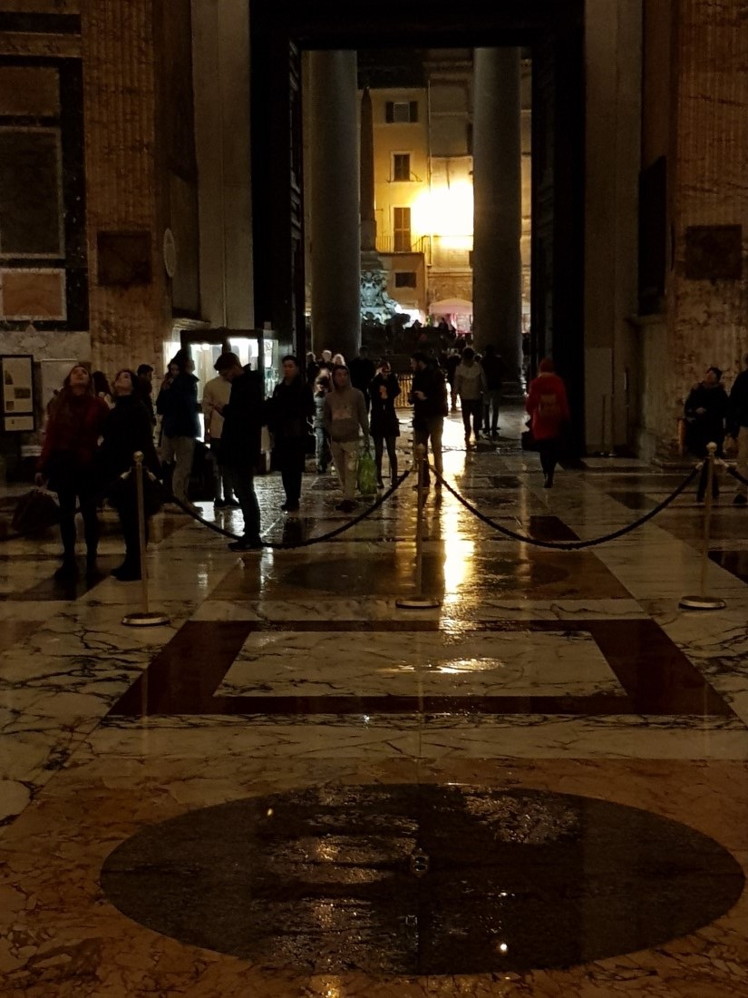 Pantheon-Innenraum im Regen