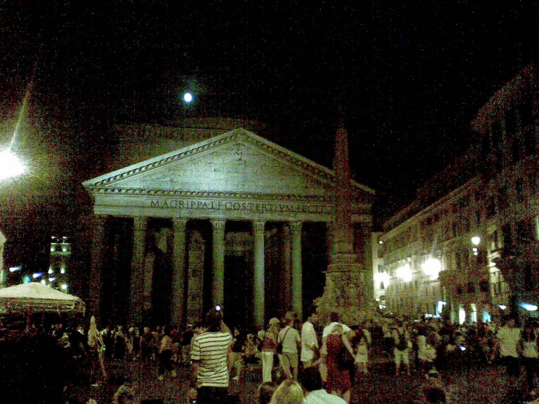 Pantheon mit Fastvollmond