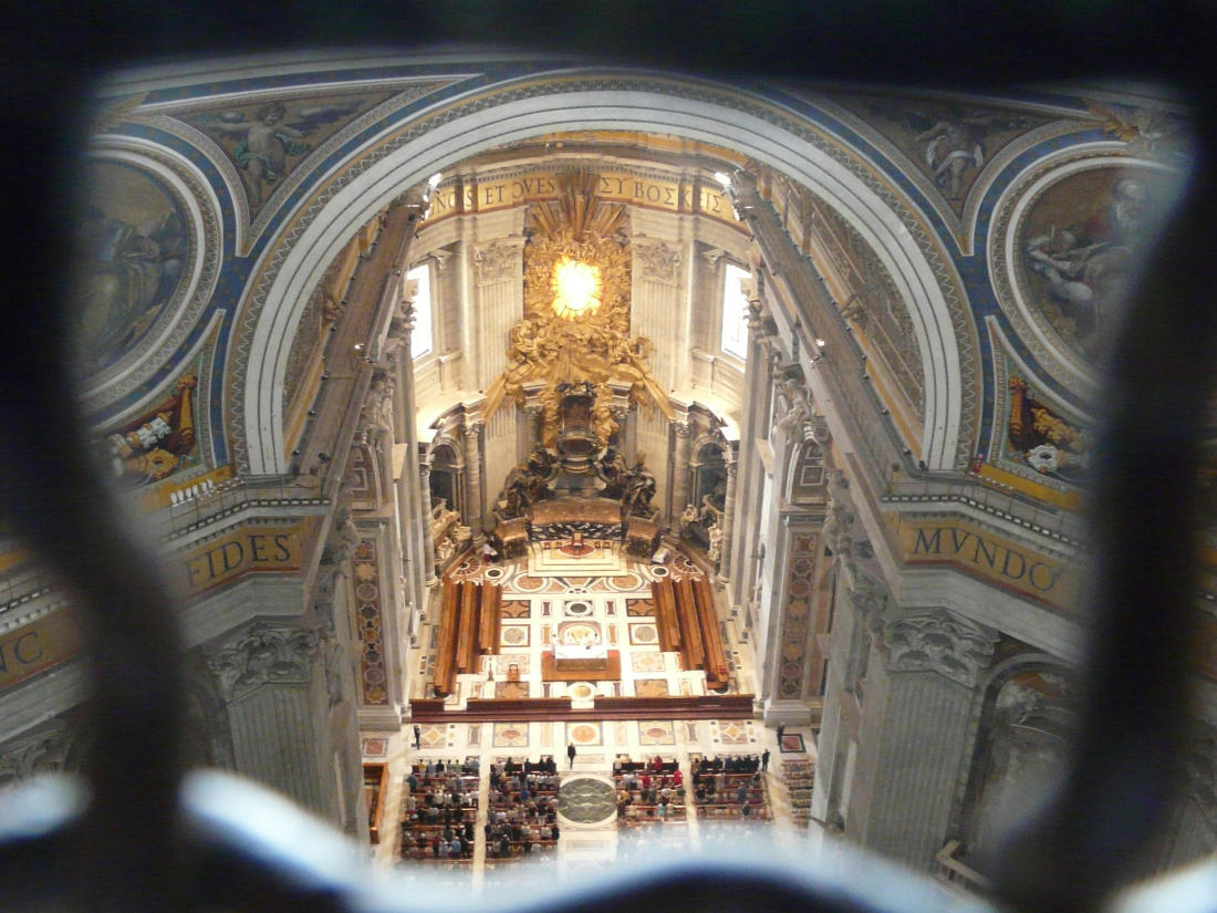 Petersdom Blick von der Kuppel in den Dom