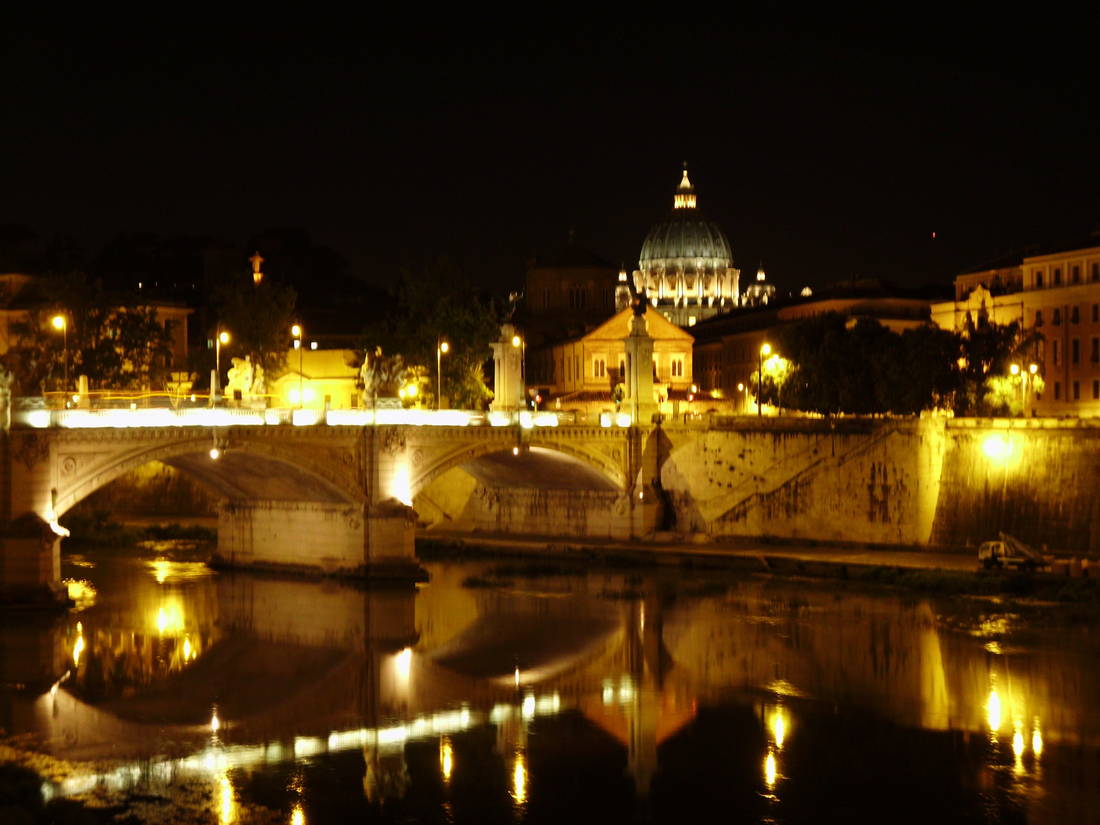 Petersdom und Ponte Vittorio Emmanuele II bei Nacht