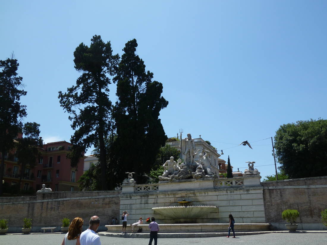 Piazza del Popolo in der Mittagssonne
