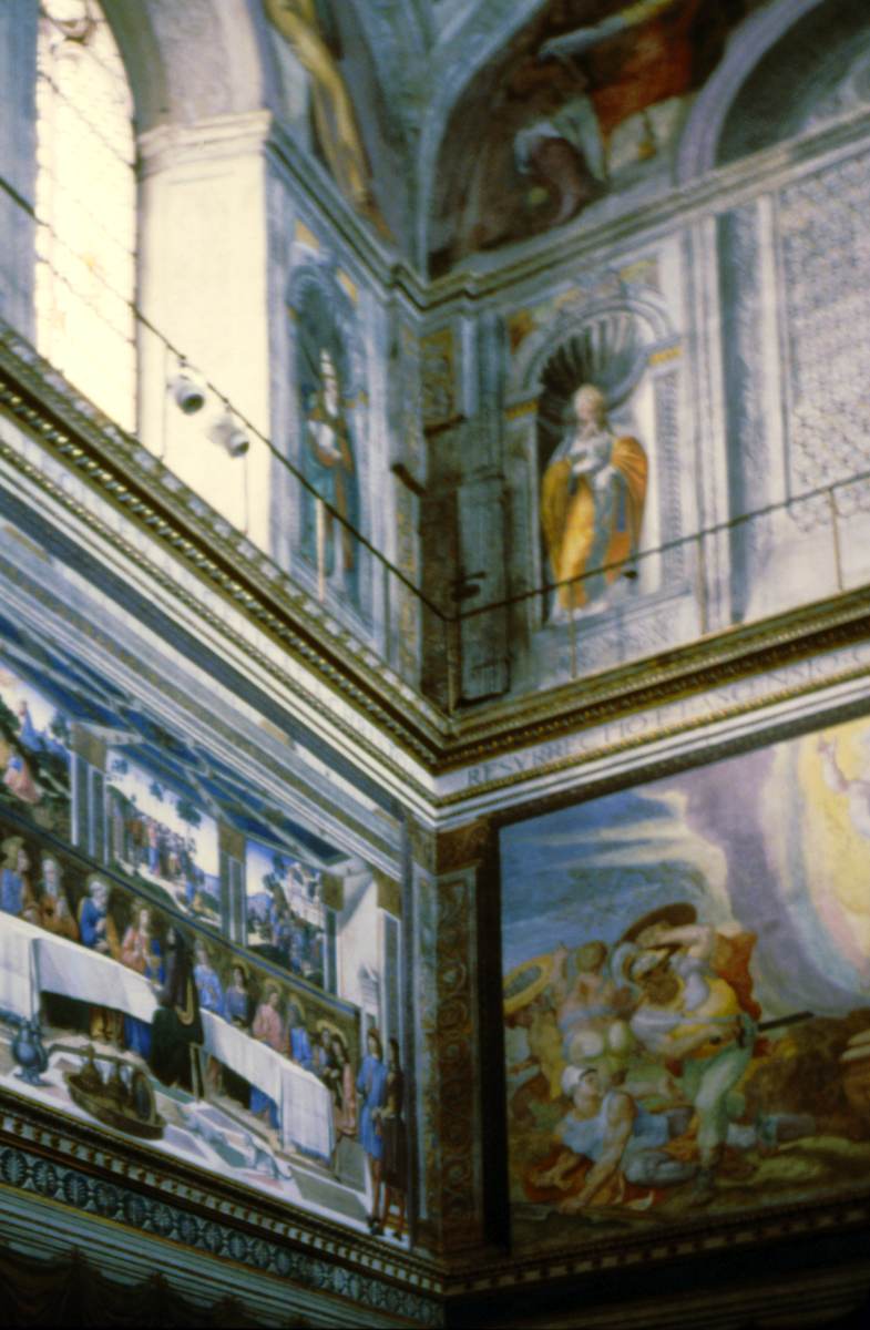 Sixtina Links das "letzte Abendmahl" an der Nordwand und rechts die "Auferstehung" an der Eingangswand.