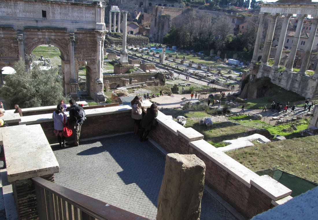 Weg zum Panorama-Aufzug mit Blick auf das Forum Romanum