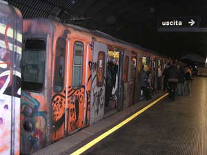 Ein graffitibeschmierter Metrozug der älteren Generation