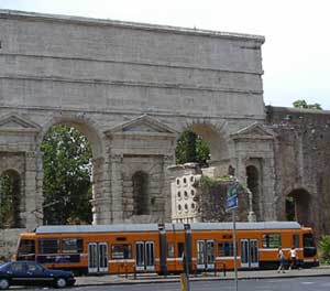 Eine Tram vor der Porta Maggiore, dem zentralen Knotenpunkt der meisten römischen Tramlinien
